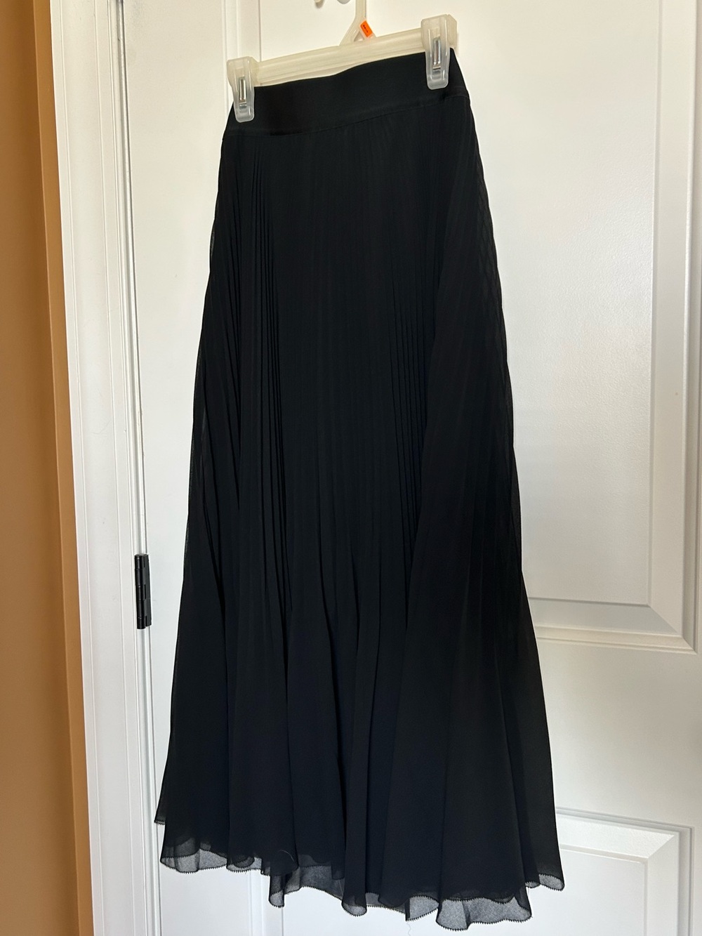 Aritzia Black pleated skirt